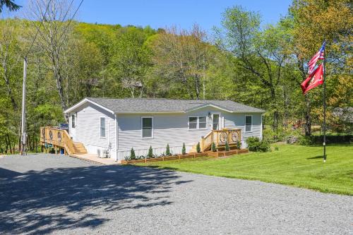 Callicoon House | 4 Mi to Delaware River Callicoon Retreat with Deck!