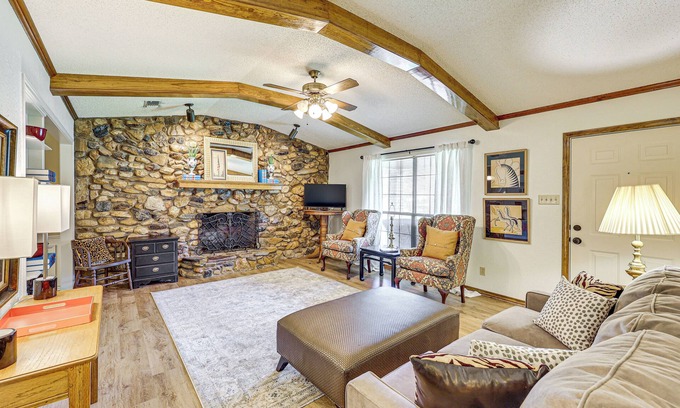 Redlick House | 4 Mi to Hospital: Texarkana Family Home w/Yard!