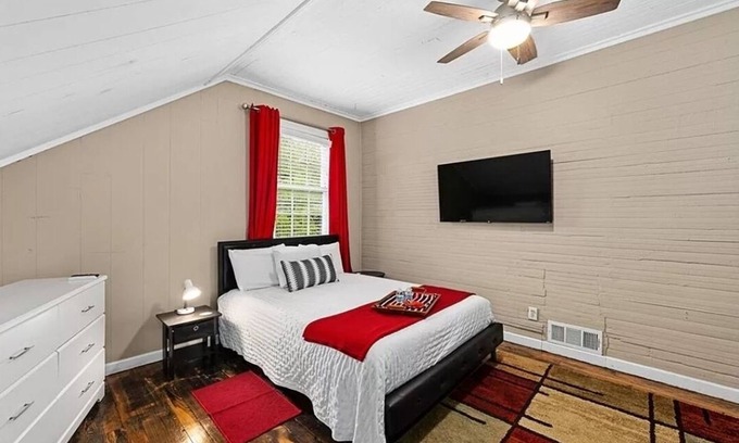 Cabbagetown Apartment | 4 Minutes to Downtown by the Atlanta Beltline Trail in the Cabbagetown Neighborhood