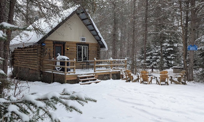 Riviere-Rouge Ski Chalet | 4 - Prunier : Chaleureux chalet en bois rond au bord de la belle Rivière Rouge