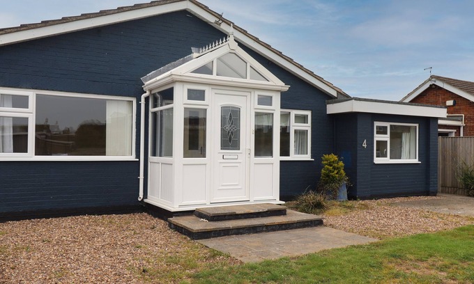 Sandilands Cottage | 4 ROMAN BANK, pet friendly, with open fire in Sutton-On-Sea