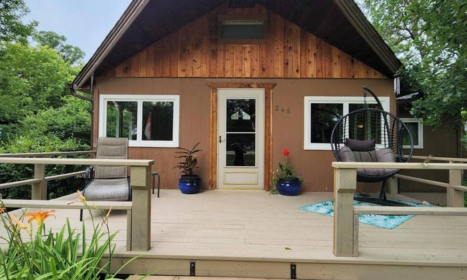 Dunnottar House | 4-Season 3-Bedroom Family Friendly Home Near Pier, Beach & Ice Fishing Roads