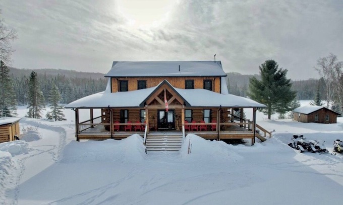 Unorganized North East Parry Sound Cottage | 4 Season Nature Retreat - Winter Playtime