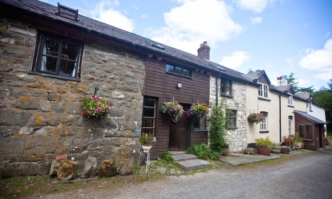 Llanbrynmair Cottage | 400 year old Welsh long house in its own grounds in stunning countryside