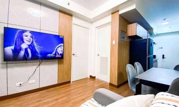 Kapitolyo Apartment | 40SQM 1BR Staycation near BGC Wi-fi + FREE Parking
