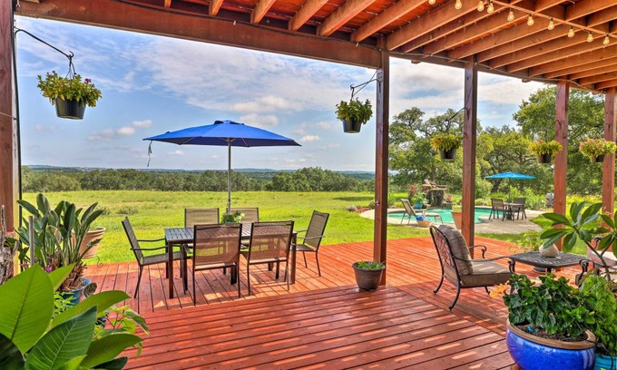 Spring Branch House | 418 m² House ∙ 4 bedrooms ∙ 8 guests