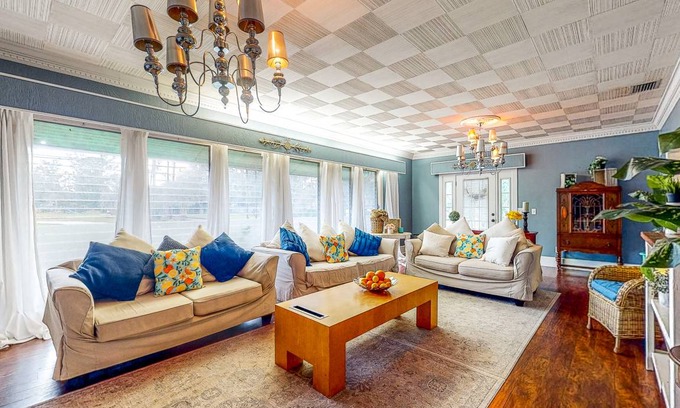 Plant City House | 426 m² House ∙ 8 bedrooms ∙ 22 guests
