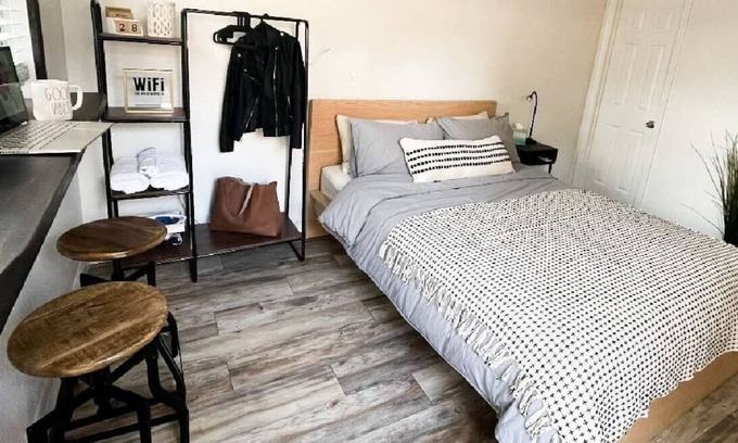 Carver City - Lincoln Gardens Apartment | #43 New La Salle in-law suite byJoyful Moments