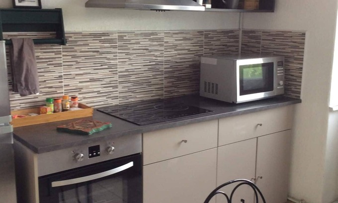 Leon Blum - Bon Coin Apartment | 45m² Metro Centre Lyon 100m away Fitted kitchen Wifi Netflix
