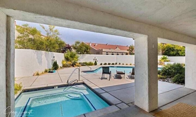 St. George House | 48 Amira GERTSCH · Stand Alone Luxury Private HotTub+Pool