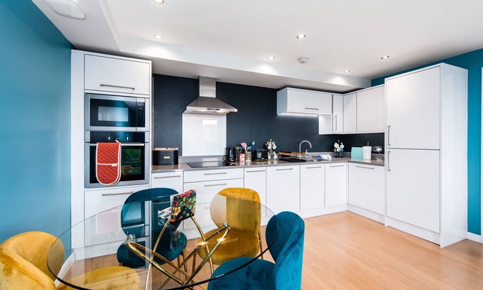 Bonnington Cottage | 48 Annandale Street - Bold, bright child friendly apartment with free parking.
