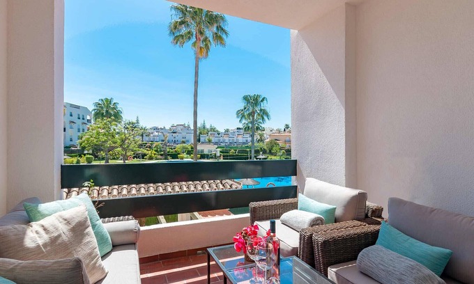 San Pedro de Alcantara Apartment | 49 - Lorcrisur overlooking the pool