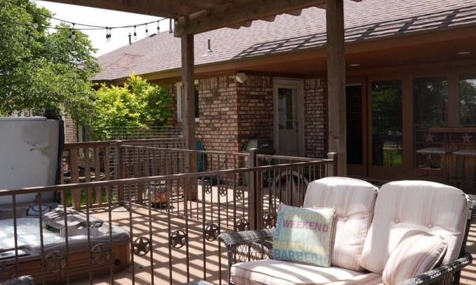 Amarillo House | 4BD, 3bath, W/Hot Tub, RV Hook-Up