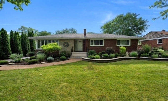 Fox Valley House | 4bd house, Hot-tub, full-basement, pool table & big yard,3 full bathroom.