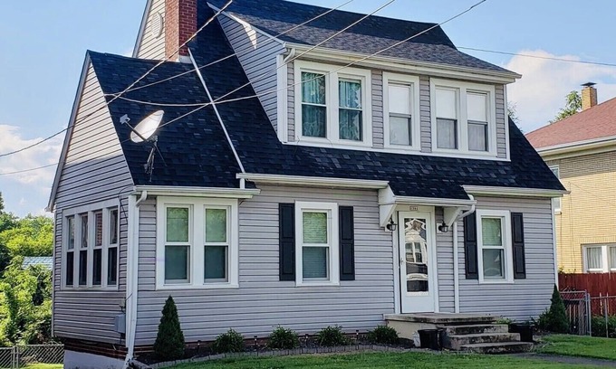 Ashland House | 4Bed/3Bath GREYSTONE COTTAGE
