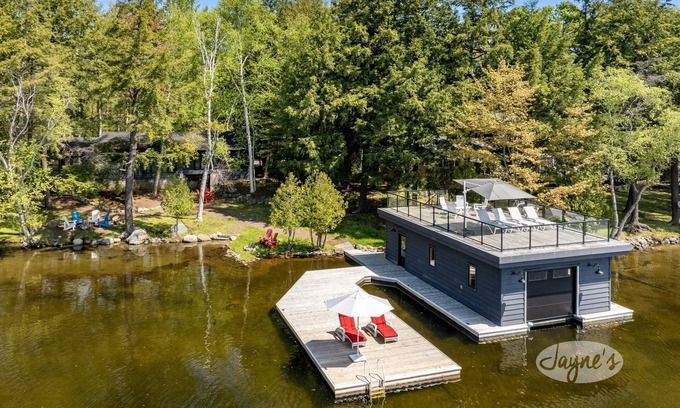 Minett Cottage | 4bed, 4bath, South exp, prestigious area of Royal Muskoka Island w/road access