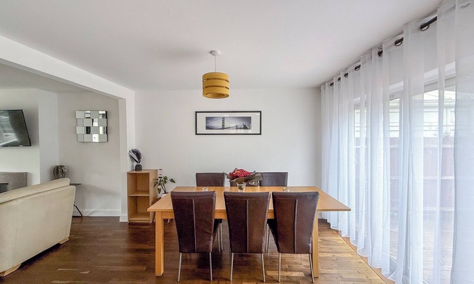 Farnborough and Crofton House | 4Bed Contractor Ready & Family Retreat -Private Parking plus Garden