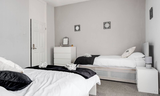 Bootle House | 4Bed Contractors + Long Term Free Parking