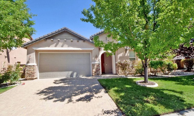 Reno House | 4BR, 20 min to Lake Tahoe & Reno, King Bed, Garage