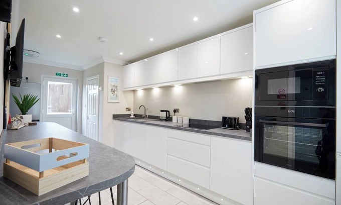 Norwich House | 4BR Barnesdale Road for Long Term Stay and Workers