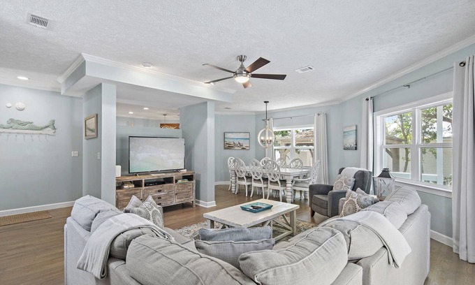 Clipper Cove House | 🏖4BR Beach Retreat-Community Pool-Walk to Beach-By the Ocean Blue🏖