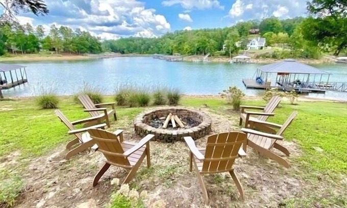 Double Springs House | 4BR Lakeview Escape | Dock Access, Kayak & Firepit