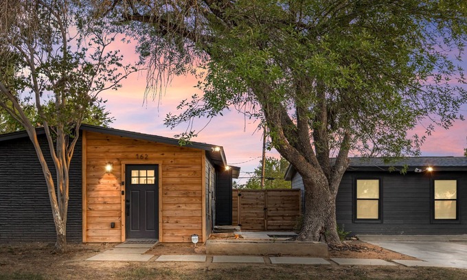 Southside House | 4BR Modern Getaway by Lackland & SeaWorld