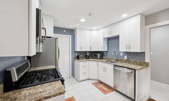 Newark House | 4br Retreat Near Christiana Mall & Ud Game Room, Patio, Golf Course View 4 Bedroom Home