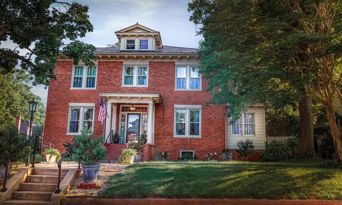 West Fairfax House | 4BR Retreat Near Wineries, Weddings & Hiking