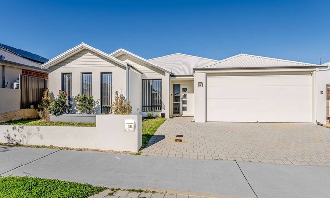 Lakelands House | 4BR Spacious Family Home w/Outdoor Dining & Games