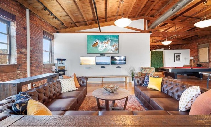 Norris Square House | 4K sqft LOFT Gym, TV Wall, Pool, Table Ping Pong