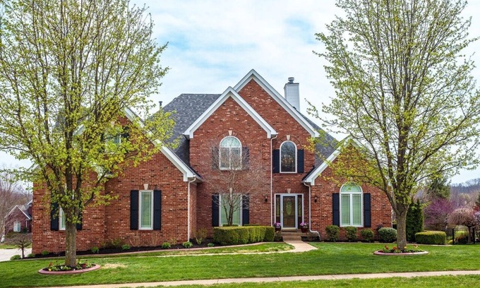 Buechel House | 5,000 sq ft 5-bedroom golf course home with walkout - 2 miles from Valhalla!