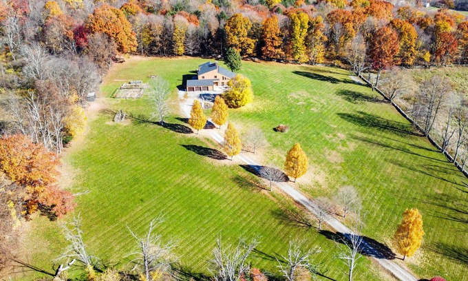 Factoryville House | 5 Acres Private Retreat Hot Tub Game Room Firepit