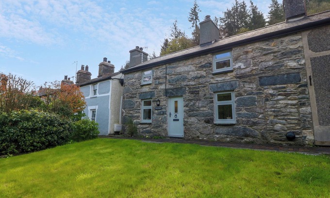 Betws-Y-Coed Cottage | 5 BANC LLUGWY, with open fire in Betws-Y-Coed