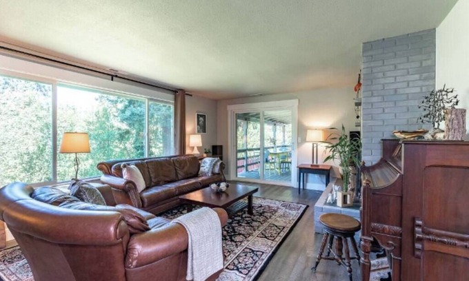 Starcrest House | 5 bed/3 bath with Game Room!