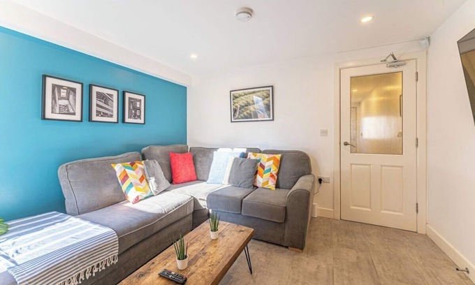 Coventry House | 5 bed/5ensuite house with garden and parking