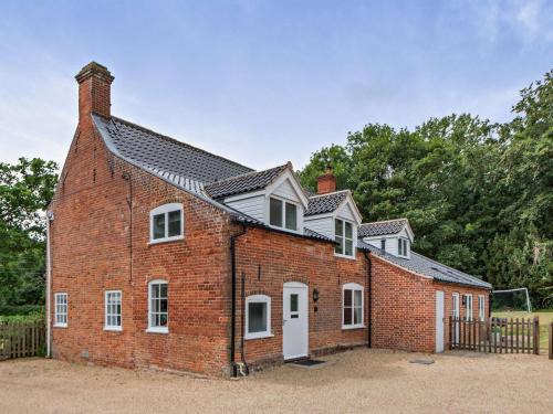 Wroxham House | 5 Bed in Wroxham 56103
