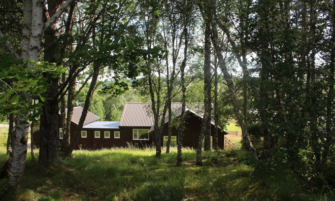 Lairg House | 5 bed modern lakeside cottage NC500