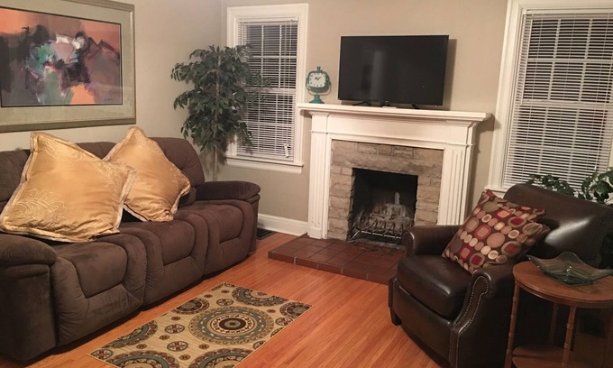 Middletown House | 5 bedroom/2bath, garage, yard, parking east end close to everything