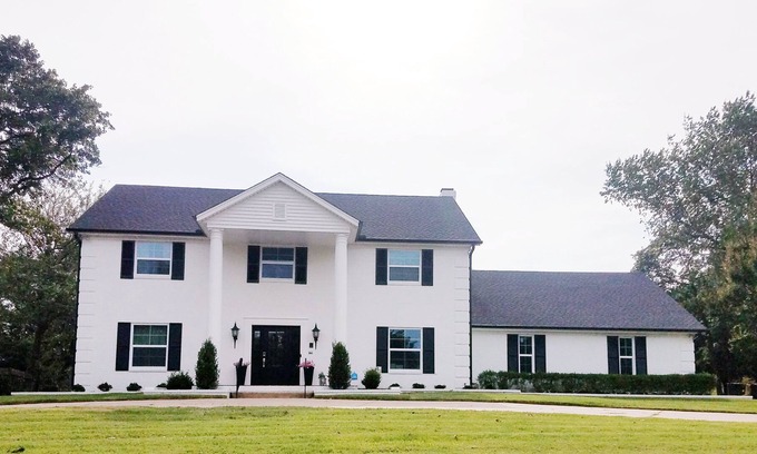 Sapulpa House | 5 Bedroom 3 bath Colonial Home with Turf Putting Green for Golf fans!
