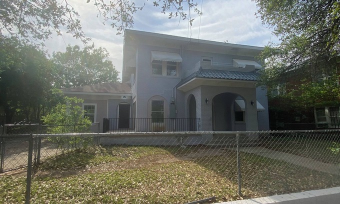 Mineral Wells House | 5 bedroom, 3 bath, game room, large outdoor. Sleeps 15. Walk to downtown