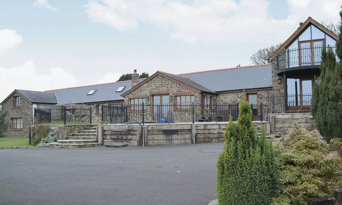 Saint Clears Cottage | 5 bedroom accommodation in St Clears, near Laugharne