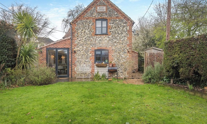 Blofield Cottage | 5 bedroom accommodation in Blofield