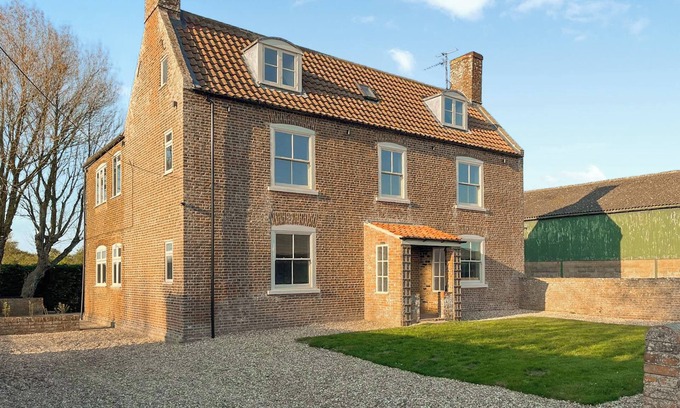 Frampton Cottage | 5 bedroom accommodation in Wyberton