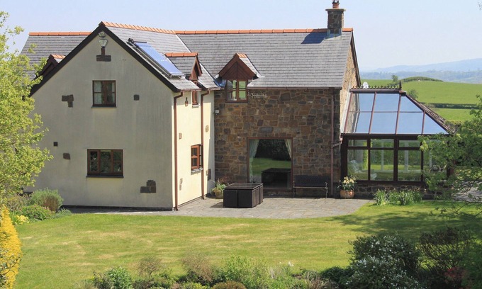 Newtown Cottage | 5 bedroom accommodation in Aberhafesp, near Newtown