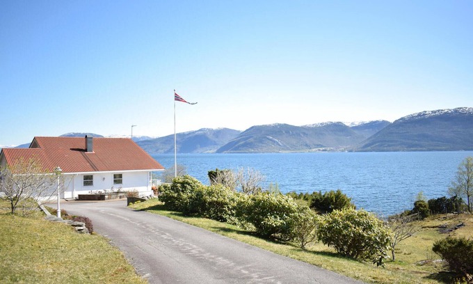 Brekke House | 5 bedroom beach front home in Lavik