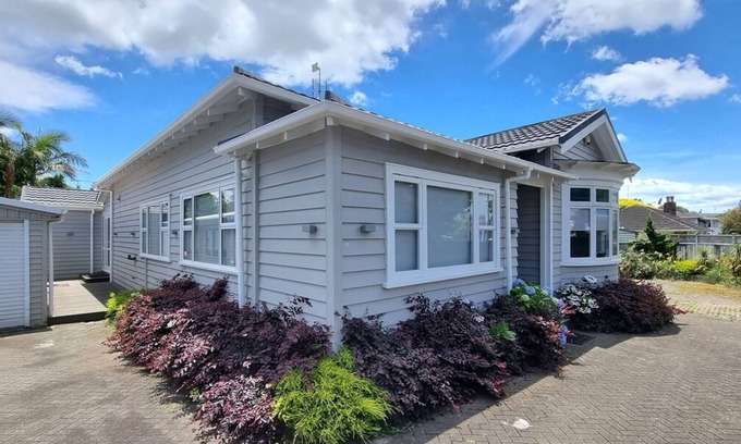 Greenlane - Ellerslie House | 5-Bedroom Central Auckland Retreat