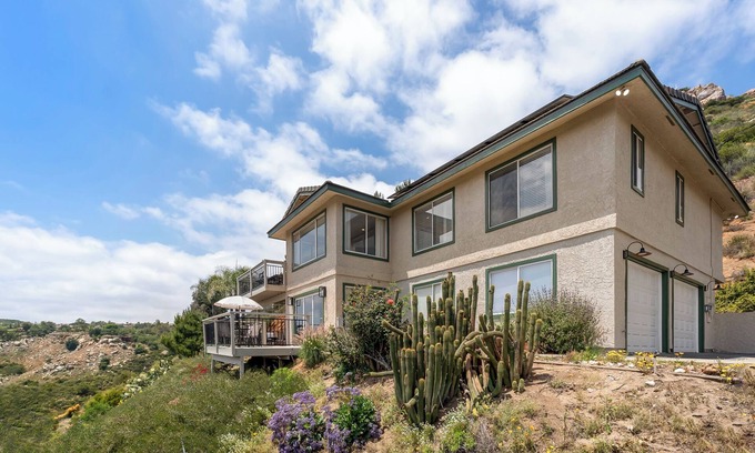 North Ridge House | 5-Bedroom Dual-Unit Retreat on 9.5 Acres – Perfect for Multi-Family Stays