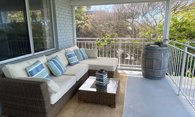 Bridport House | 5 bedroom fully furnished house great water views very close to beach and town