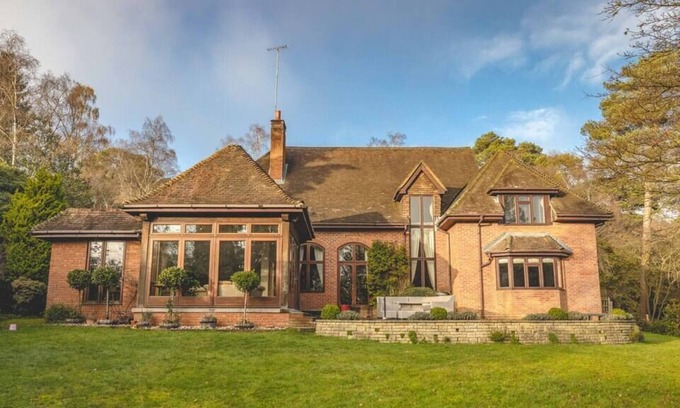 Farnham House | 5 Bedroom Garden House in Surrey